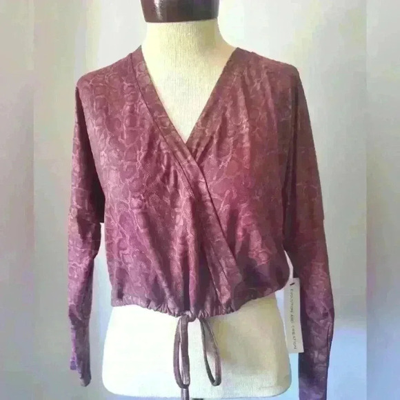 Evolution and creation slightly cropped top  size xs - Picture 1 of 6